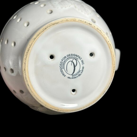 DesignPac Strawberry Patch Embossed White Ceramic Colander 8" Round w Handles - Picture 5 of 10